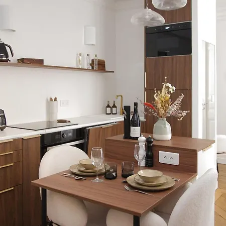 Luxury Air-conditioned Flat In The Heart Of *
