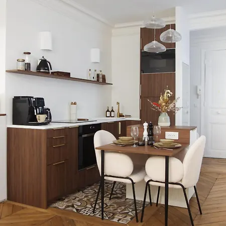 Luxury Air-conditioned Flat In The Heart Of *